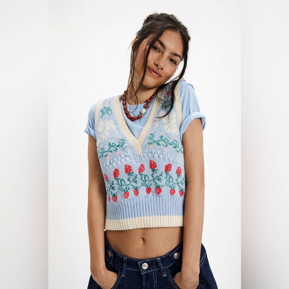 Urban Outfitters Strawberry Sweater Vest Medium Cropped Knit Cottagecore